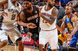 -篮球比赛临近尾声，谁能夺得最终胜利