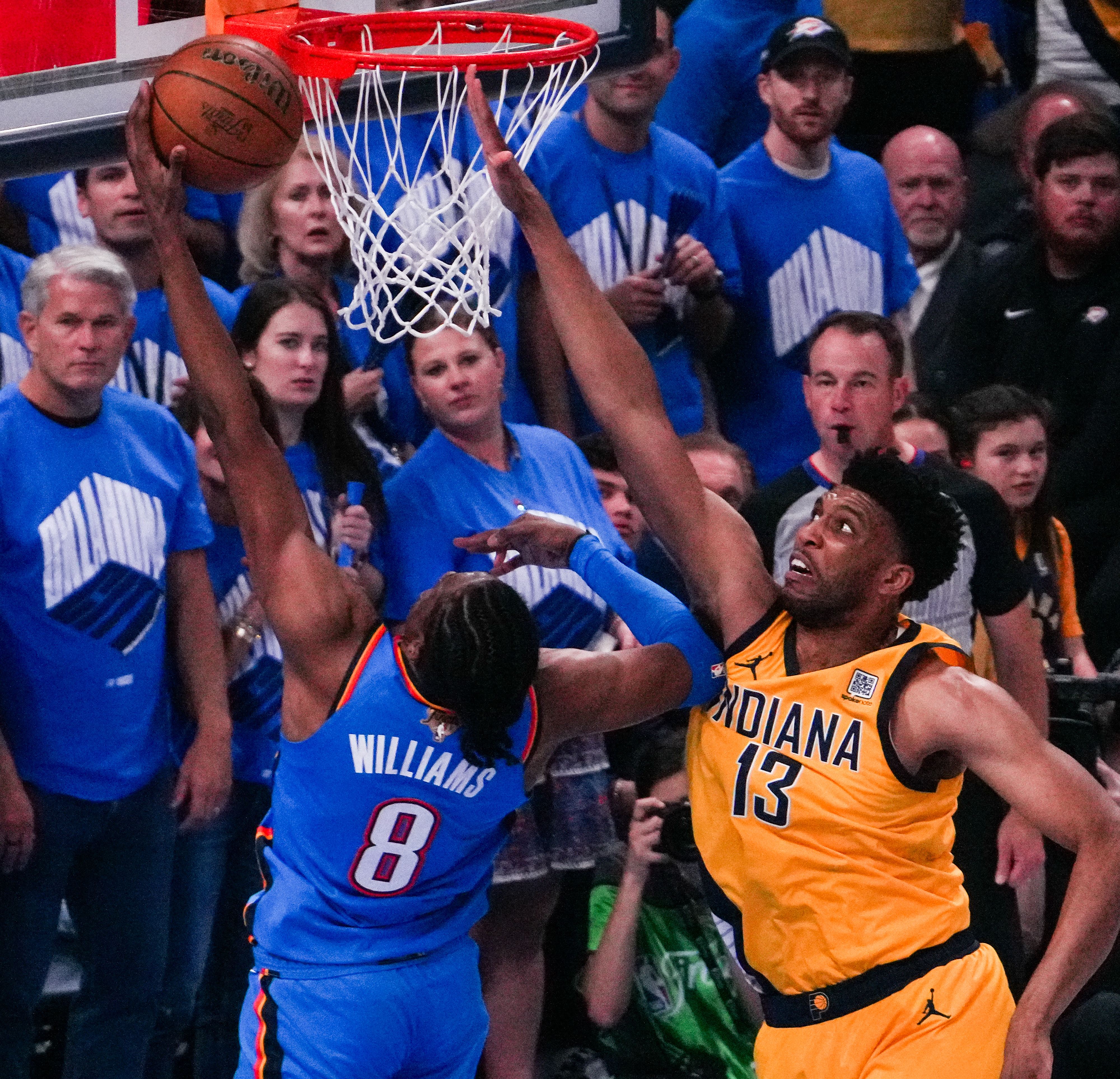 篮球比赛临近尾声，谁能夺得最终胜利