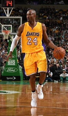 职业篮球赛场上的激情瞬间：球员抢眼表现