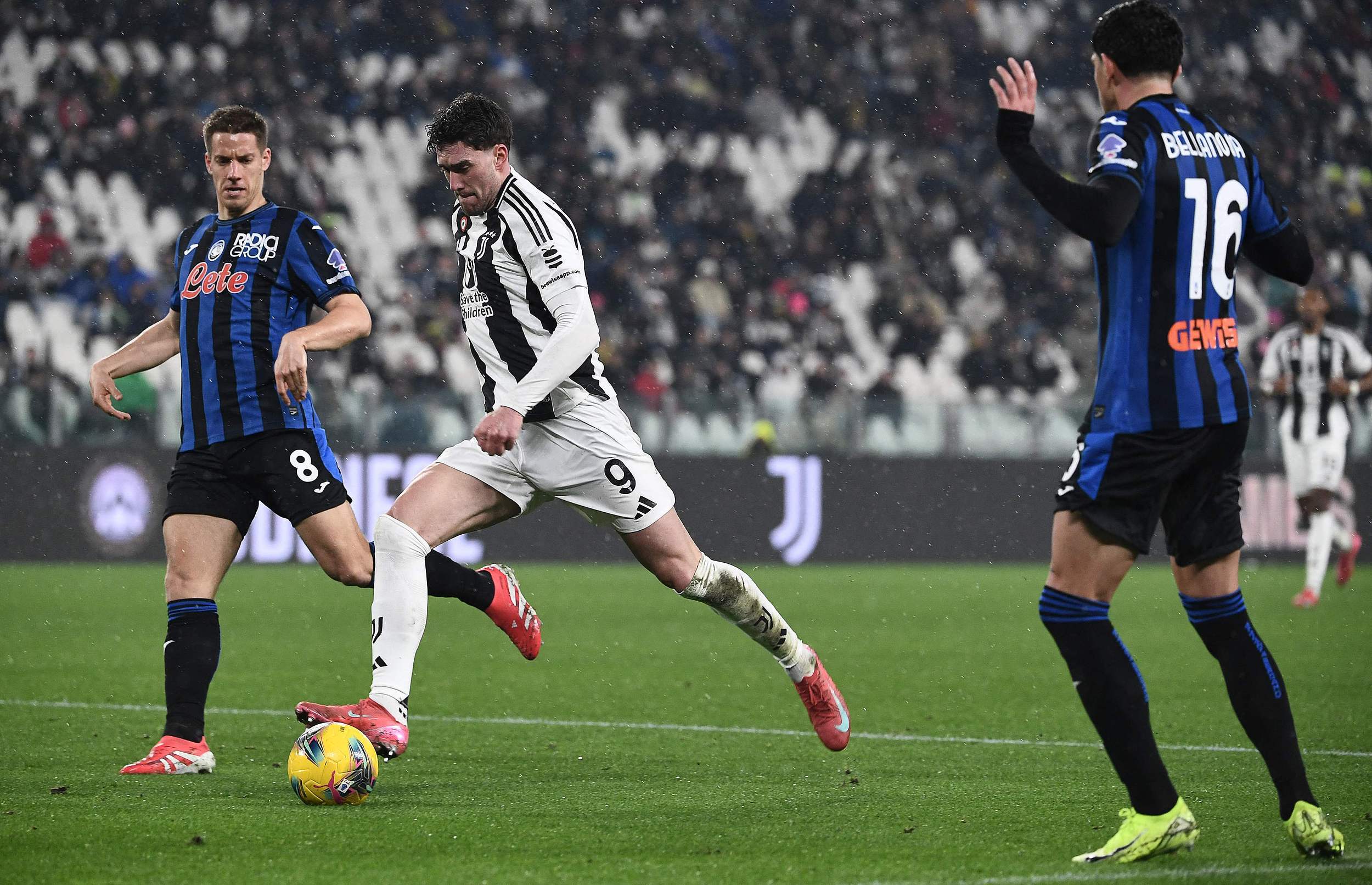 包含亚特兰大主场深蓝，艰难获胜保持联赛前四位置的词条