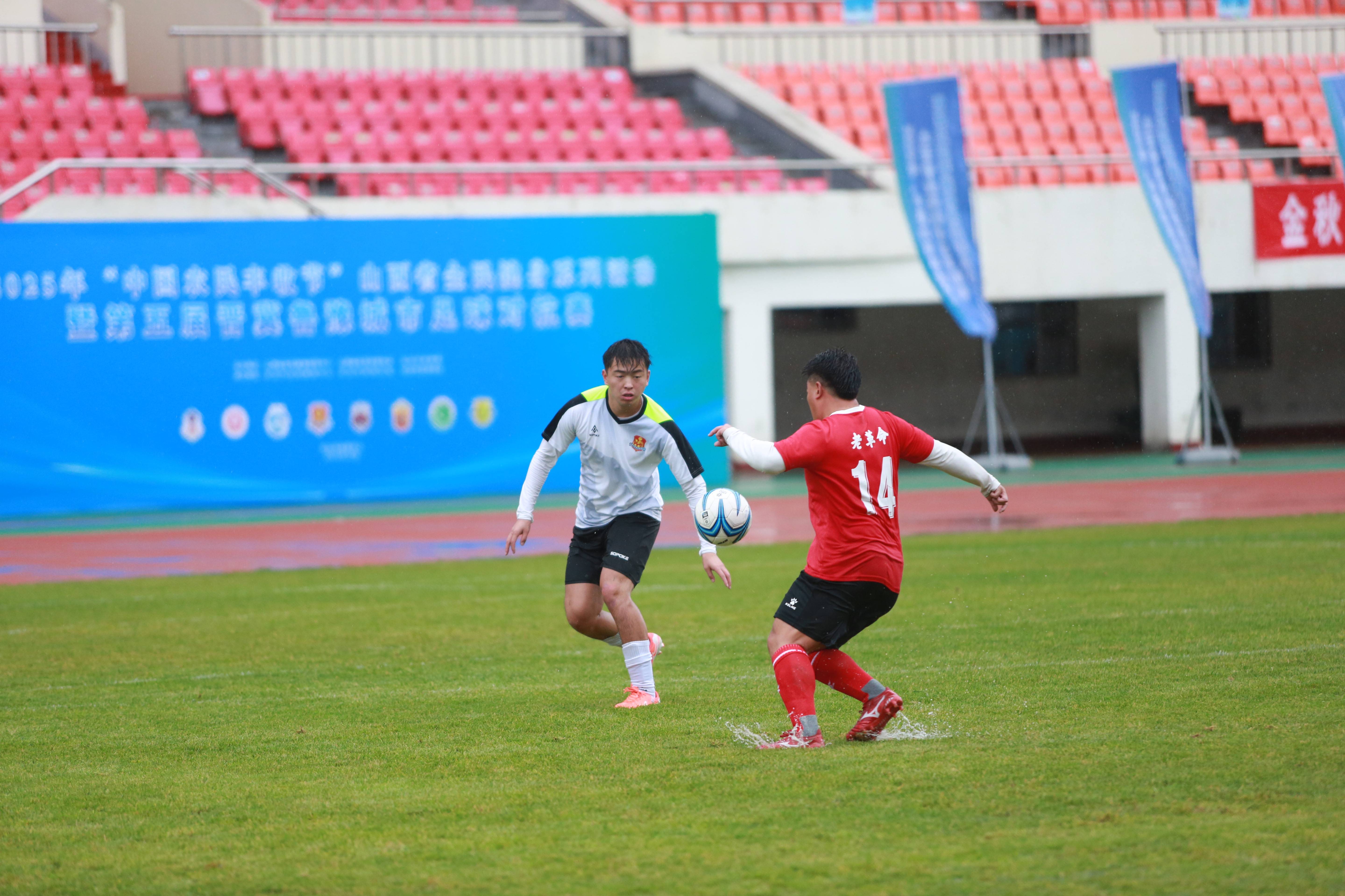 足球对抗赛的热闹气氛感染每个人 足球对抗赛的热闹气氛感染每个人