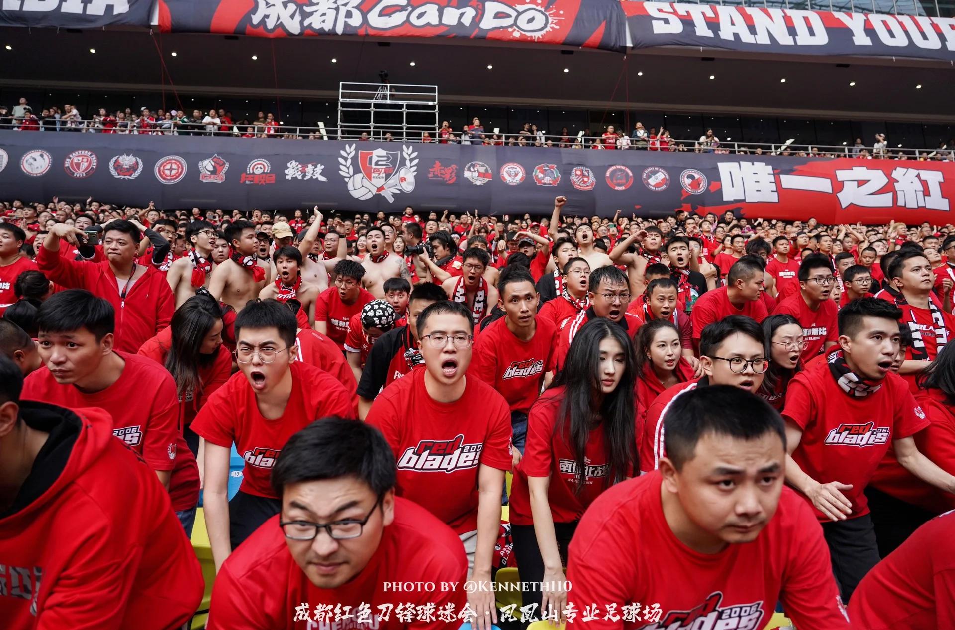 足球对抗赛的热闹气氛感染每个人 足球对抗赛的热闹气氛感染每个人