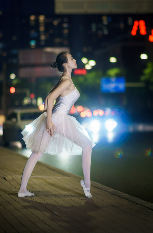 苍穹之下,舞台之上,欧文与那轮不灭的太阳