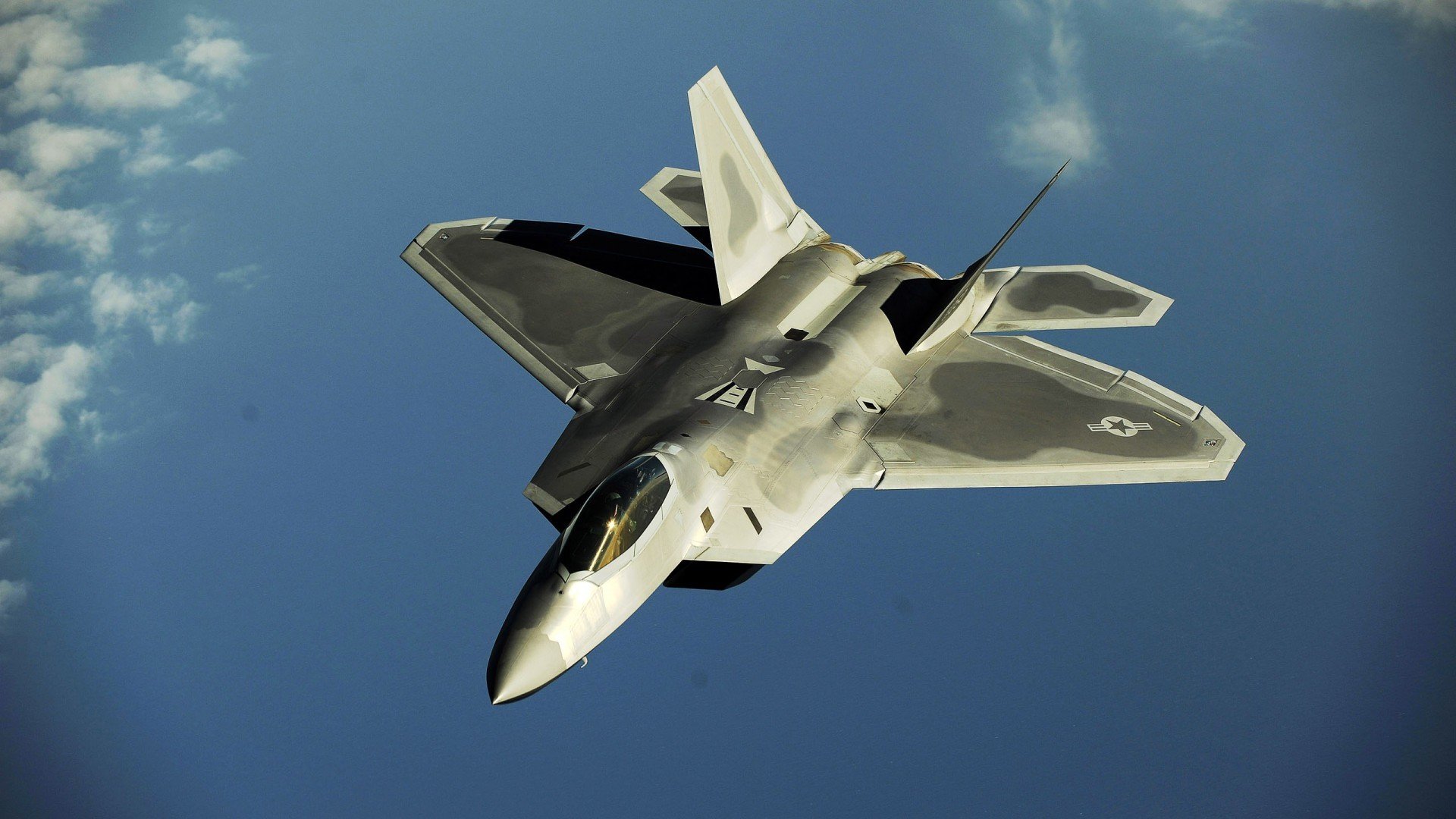 跨越运动的共鸣，当加拿大的冰刃封喉亚特兰大，本泽马的利剑刺穿寂静